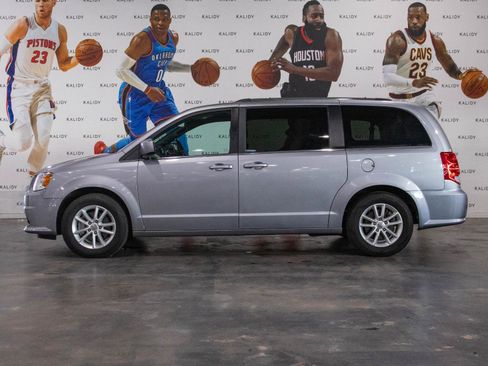 Used 2020 Dodge Grand Caravan SXT image 15