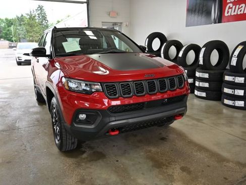 Used 2025 Jeep Compass Trailhawk AWD/4WD image 3