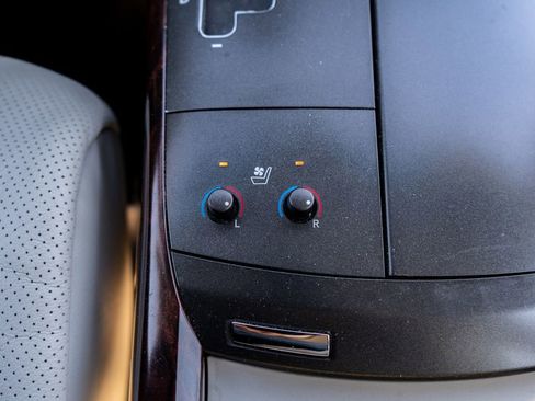 Used 2011 Toyota Avalon Limited image 29