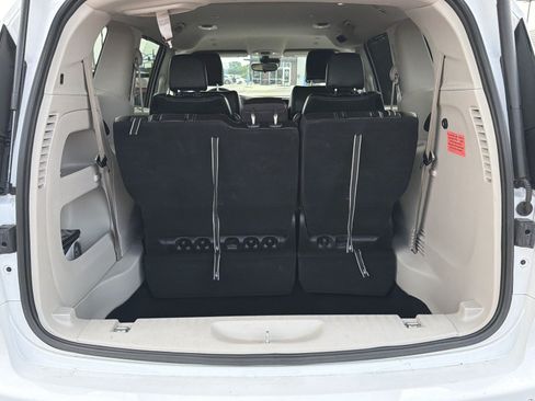 Used 2024 Chrysler Pacifica Touring-L FWD image 18