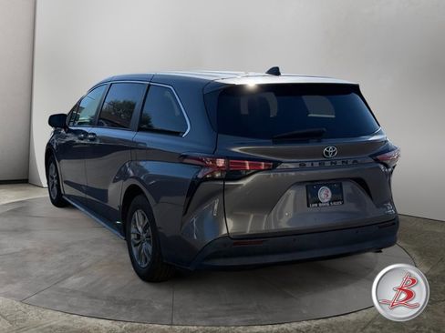 Used 2022 Toyota Sienna XLE image 5