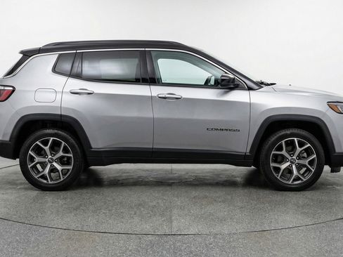 Used 2025 Jeep Compass Limited image 11