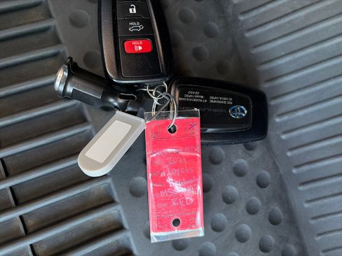 Used 2021 Toyota Highlander Platinum FWD image 35