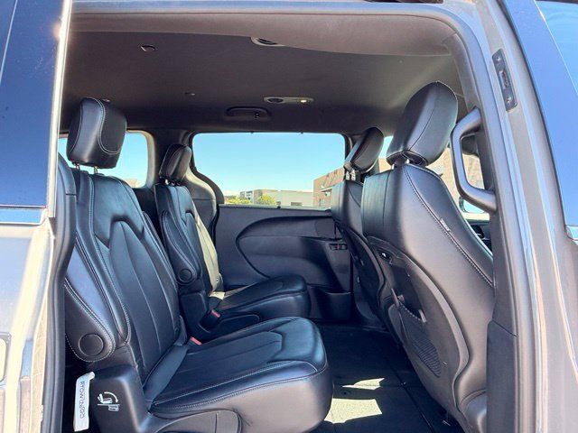 Certified 2025 Chrysler Pacifica Select FWD image 12
