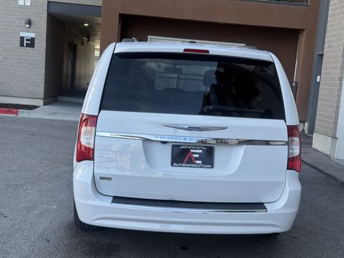 Used 2014 Chrysler Town & Country Touring image 4