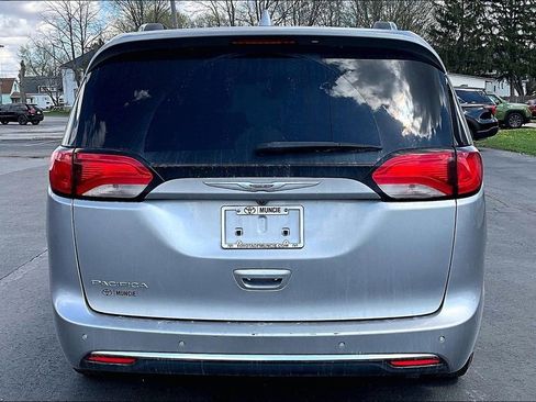 Used 2020 Chrysler Pacifica Touring-L image 8