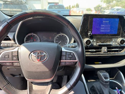 Used 2023 Toyota Highlander XLE AWD/4WD image 3