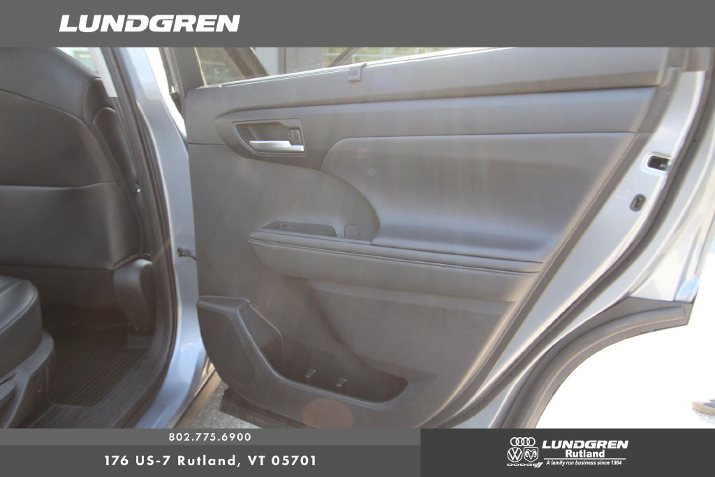 Used 2021 Toyota Highlander XLE AWD/4WD image 18