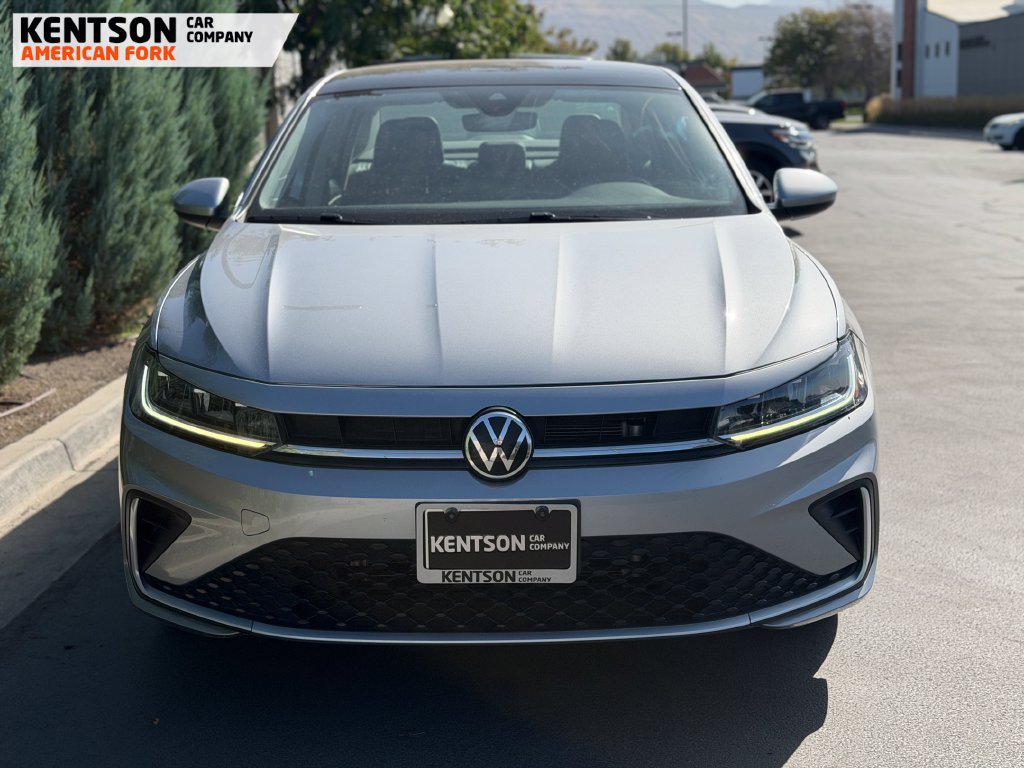 Used 2025 Volkswagen Jetta SE FWD image 2
