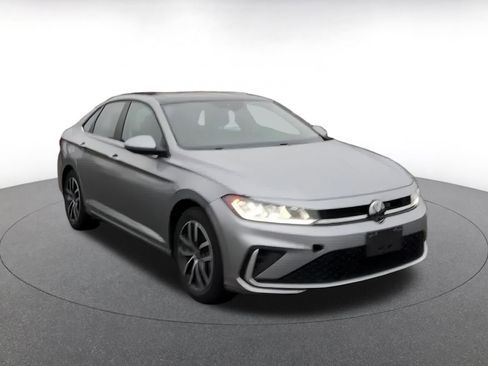 Used 2025 Volkswagen Jetta SE image 3