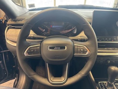 Used 2024 Jeep Compass Latitude image 11