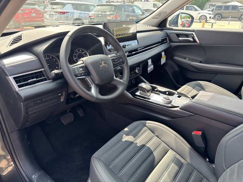New 2025 Mitsubishi Outlander SE image 16