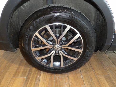 Used 2020 Volkswagen Tiguan SE image 5
