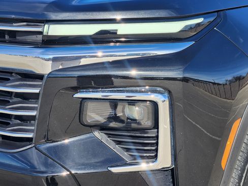 Used 2024 Chevrolet Traverse LT image 9