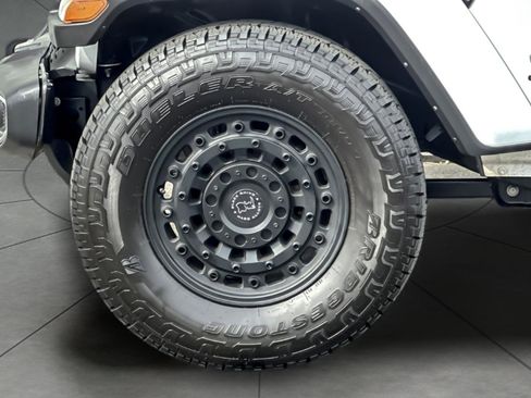 Used 2023 Jeep Gladiator Overland image 25