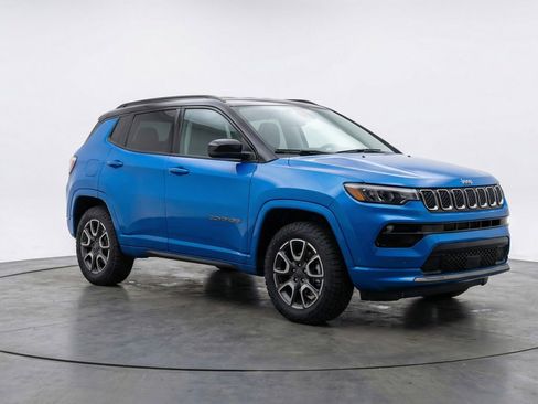 Used 2025 Jeep Compass Trailhawk AWD/4WD image 1