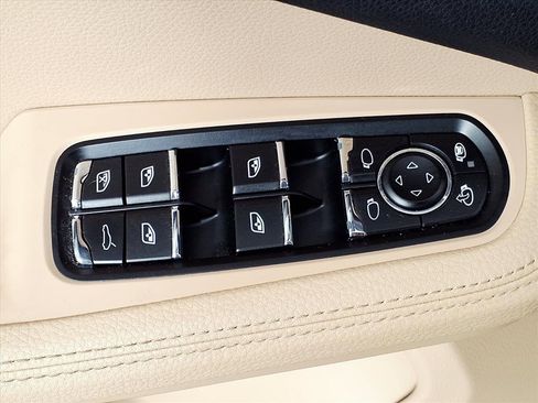 Used 2020 Porsche Macan image 16