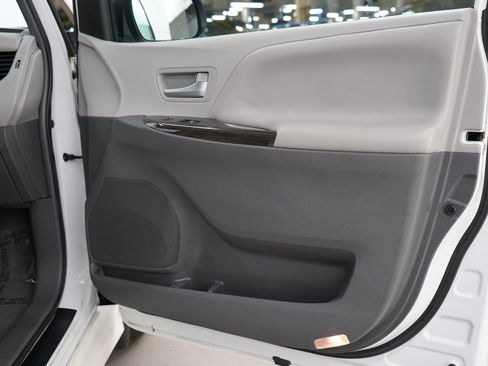 Used 2019 Toyota Sienna XLE w/ XLE Navigation Package AWD/4WD image 9