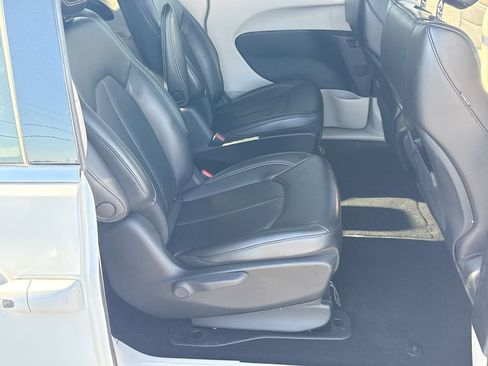 Used 2023 Chrysler Pacifica Touring-L FWD image 20