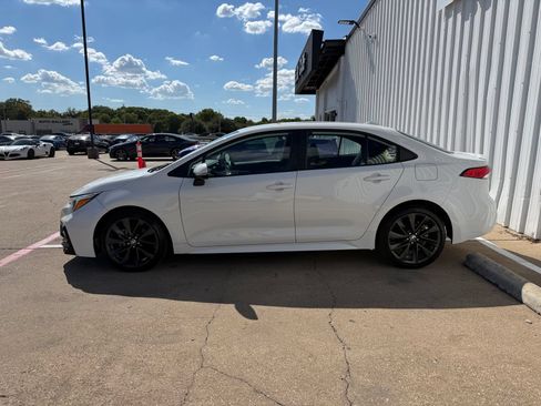 Used 2023 Toyota Corolla SE FWD image 3
