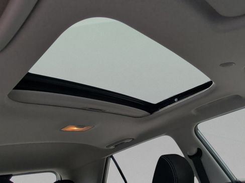 Used 2024 Hyundai Venue SEL FWD image 41