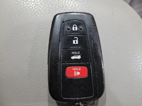 Used 2018 Toyota Camry SE w/ Convenience Package FWD image 32