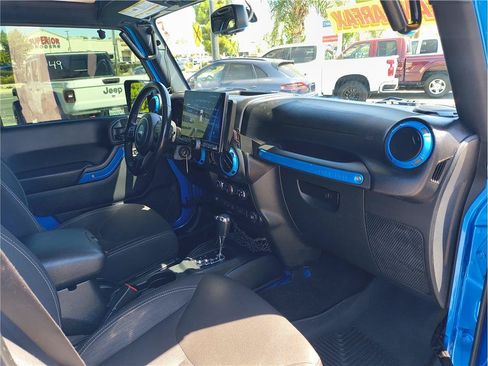 Used 2016 Jeep Wrangler Unlimited Sahara w/ Connectivity Group AWD/4WD image 13