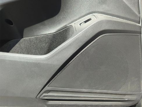 Used 2022 Volkswagen Tiguan SE R-Line image 33