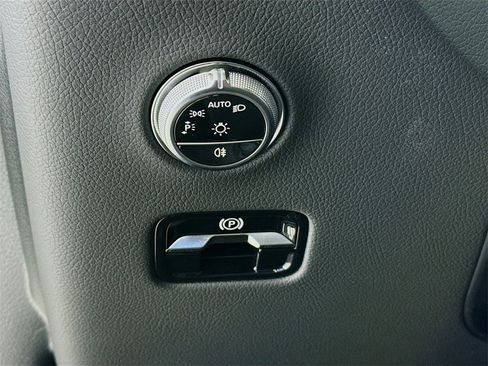 Used 2026 Mercedes-Benz GLC 300 4MATIC image 11