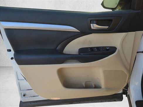 Used 2019 Toyota Highlander XLE image 9