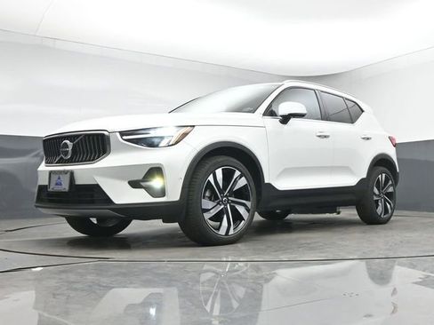 Used 2023 Volvo XC40 B5 Plus w/ Driver Assist Package image 17