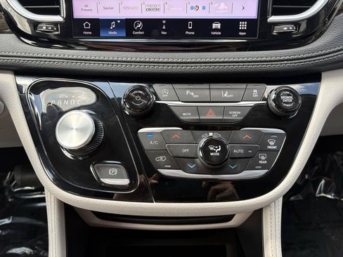 Used 2023 Chrysler Pacifica Limited AWD/4WD image 37