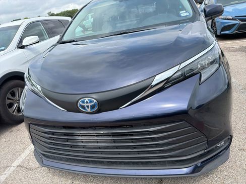 Used 2025 Toyota Sienna XLE FWD image 2