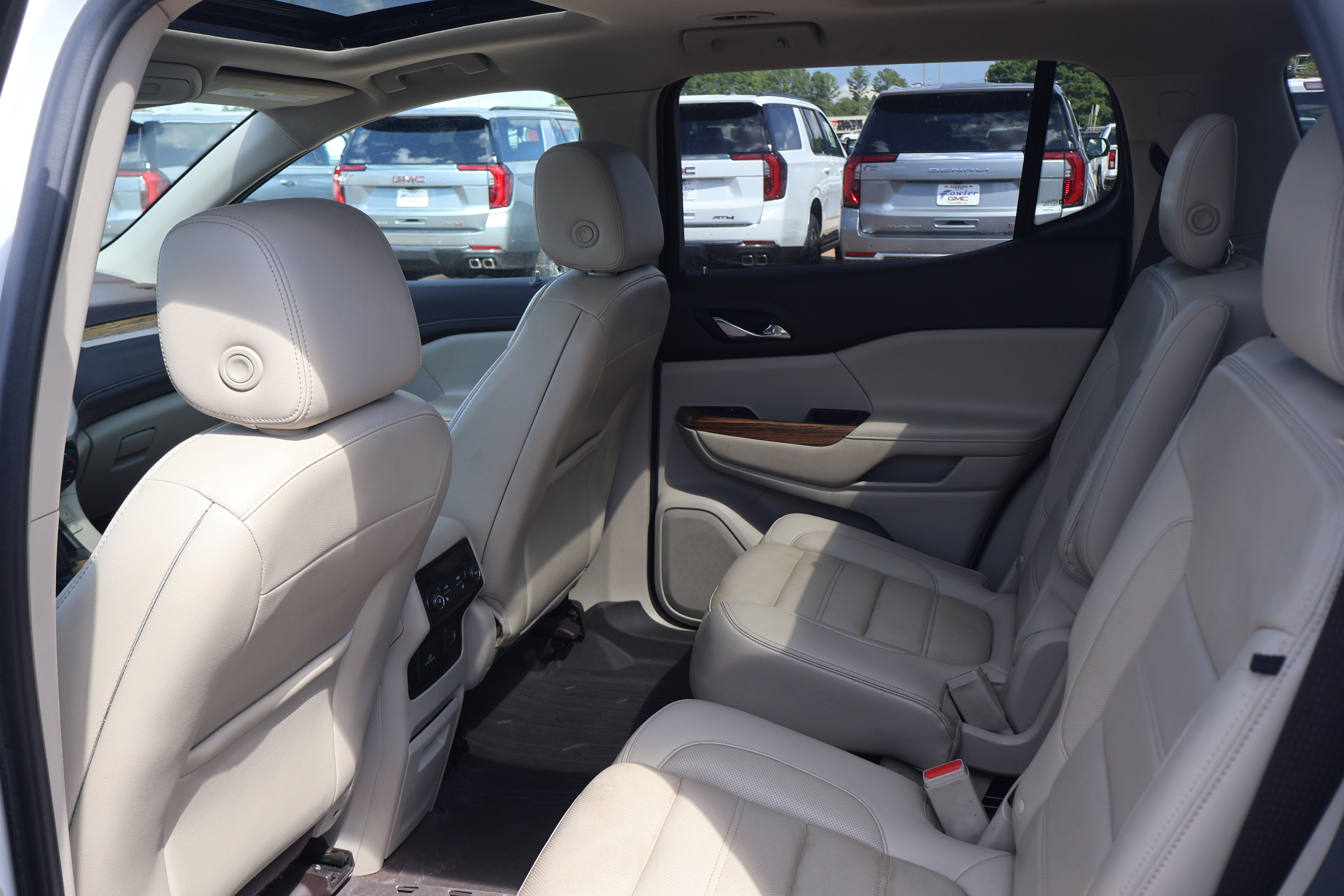 Used 2019 GMC Acadia Denali w/ Technology Package FWD image 16