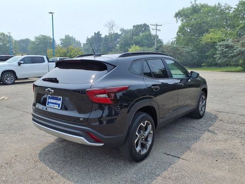 Used 2025 Chevrolet Trax LT w/ LT Convenience Package FWD image 7