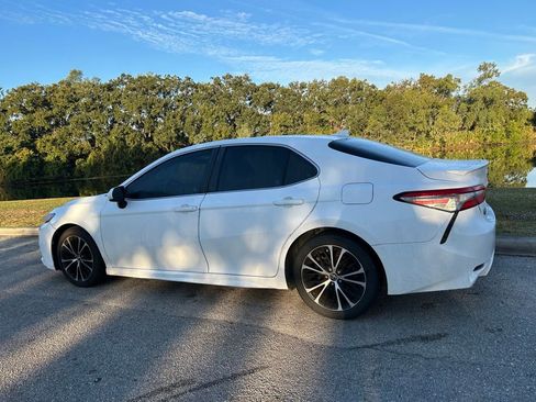 Used 2019 Toyota Camry SE image 3