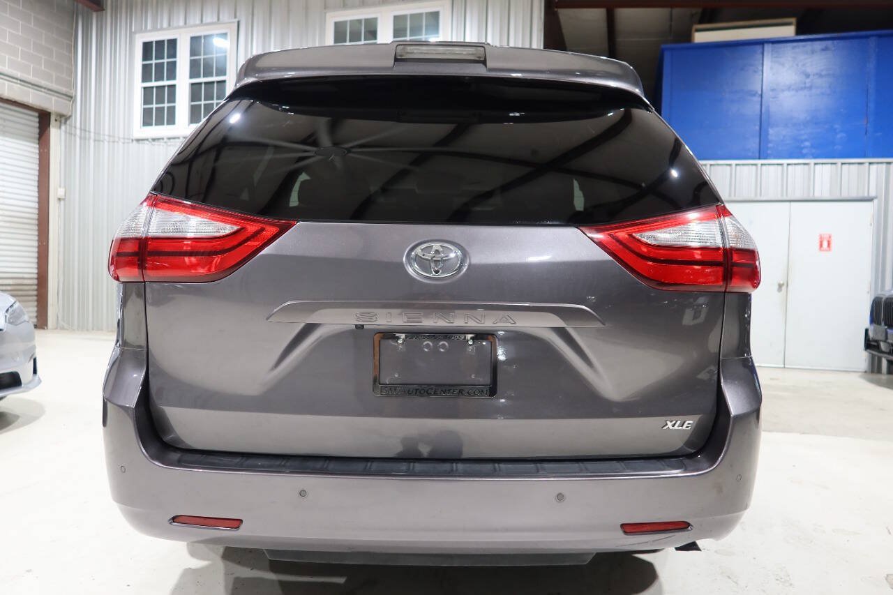 Used 2019 Toyota Sienna XLE w/ XLE Navigation Package FWD image 4