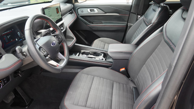 Used 2025 Ford Explorer ST-Line w/ ST-Line Street Pack AWD/4WD image 19