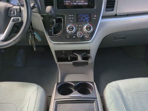 Used 2017 Toyota Sienna LE FWD image 19