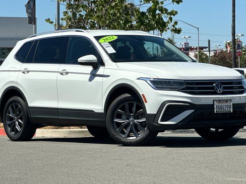 Used 2022 Volkswagen Tiguan SE FWD image 2