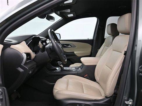 Used 2023 Chevrolet Traverse LT image 9
