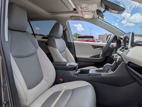 Used 2025 Toyota RAV4 XLE w/ Convenience Package image 30