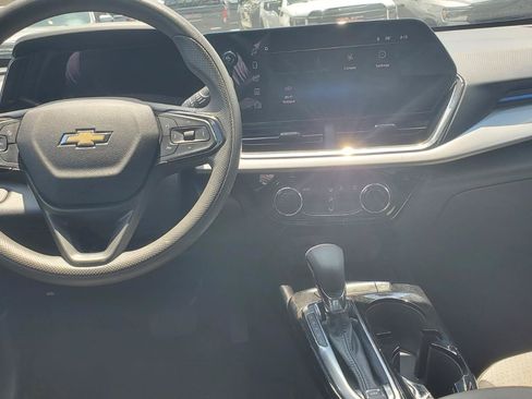 Used 2024 Chevrolet Trax LT FWD image 7