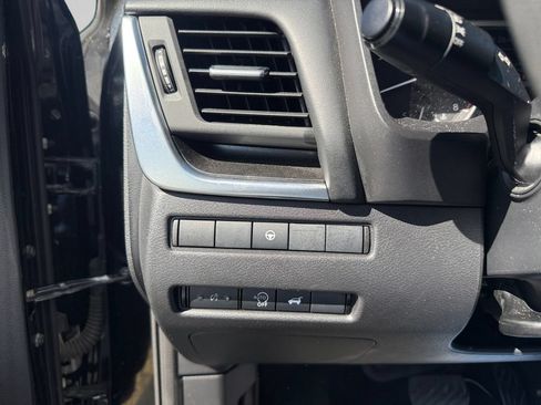 Used 2024 Nissan Rogue SV AWD/4WD image 16