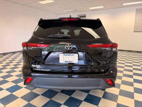 Used 2023 Toyota Highlander LE FWD image 6