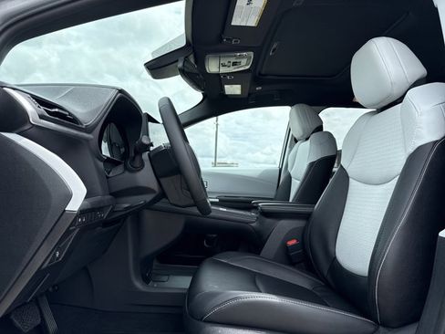 Used 2026 Toyota Sienna XSE image 8