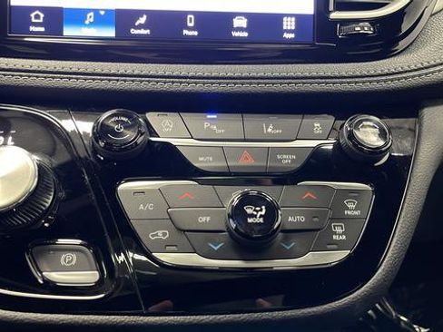 Used 2026 Chrysler Pacifica Select FWD image 18