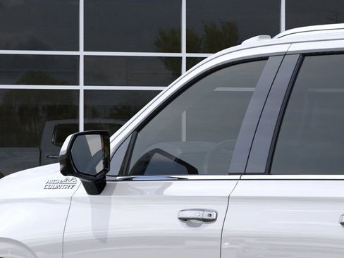 New 2025 Chevrolet Suburban High Country AWD/4WD image 12