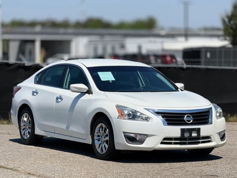 Used 2014 Nissan Altima 2.5 S image 1