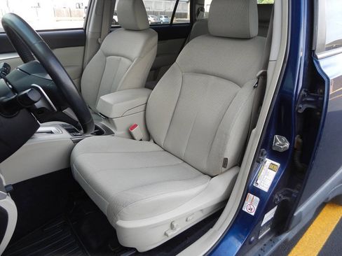 Used 2011 Subaru Outback 2.5i Premium w/ All-Weather Pkg AWD/4WD image 26